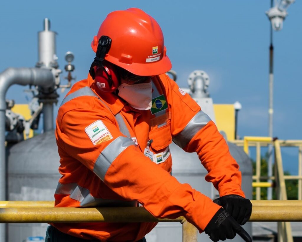 Técnico embarcado na Petrobras