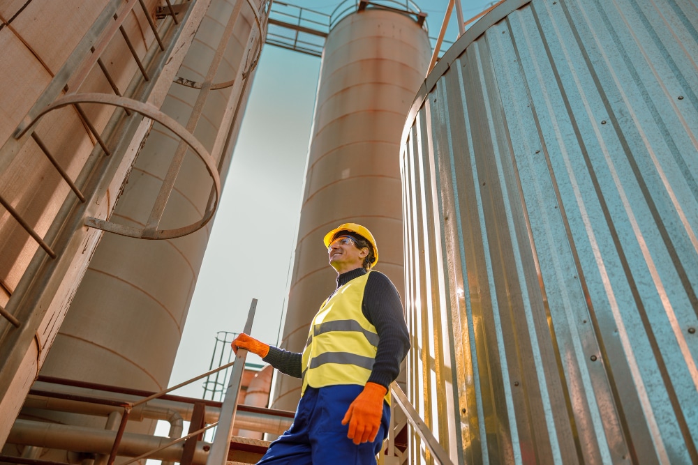 Técnico industrial com EPIs trabalhando em complexo petroquímico da Petrobras