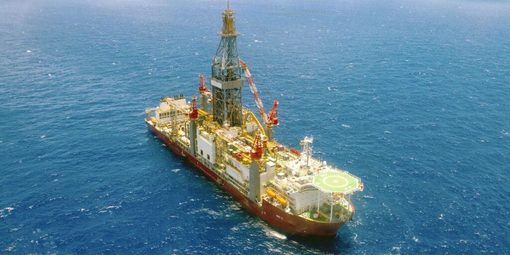 Plataforma de perfuração de petróleo offshore da Petrobras operando em águas profundas da Margem Equatorial brasileira, representando as futuras oportunidades de emprego e concursos públicos