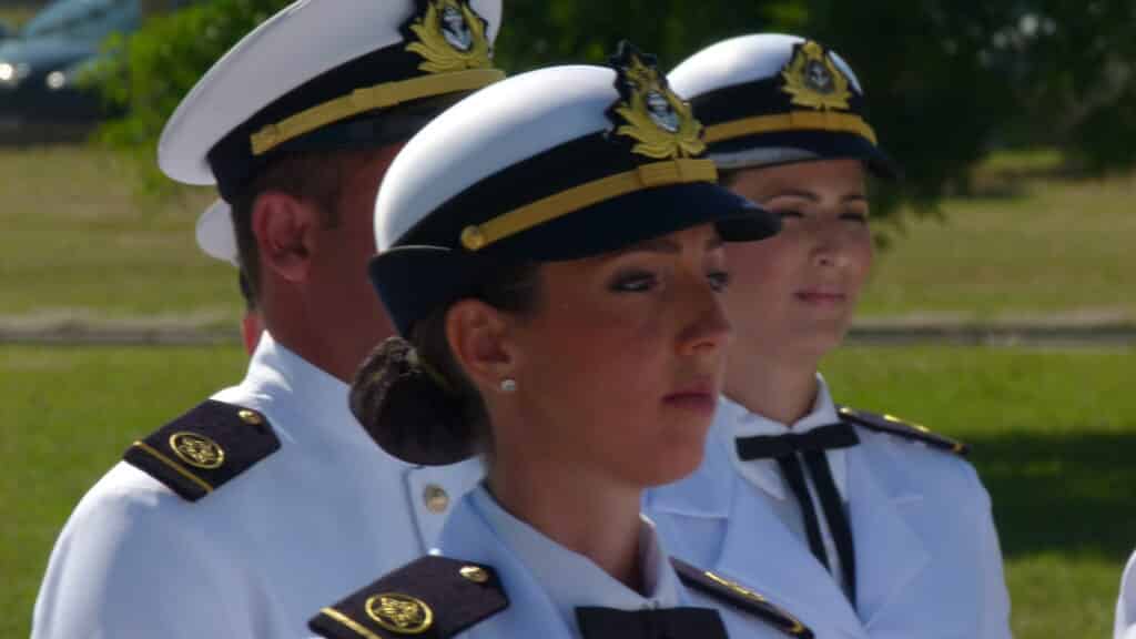 Oficiais da Marinha do Brasil em cerimônia de formatura do SMV vestindo uniforme branco e quepe oficial