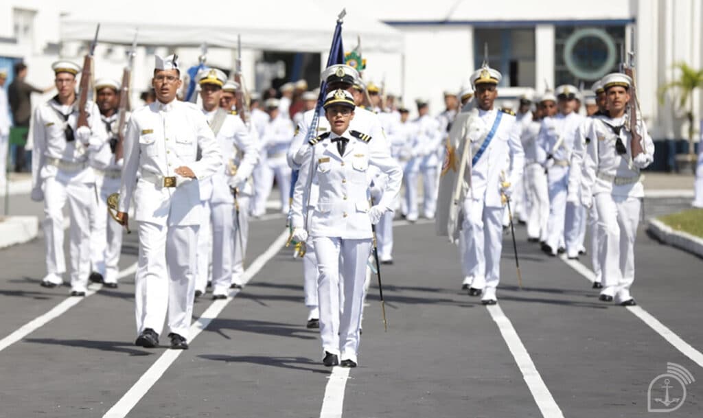 Oficial da Marinha liderando cerimônia militar - Edital SMV 2026 para oficiais temporários das Forças Armadas