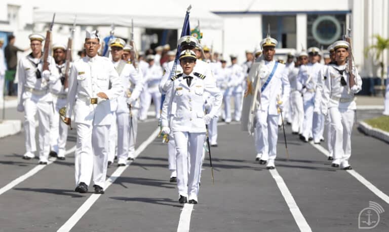 Oficial da Marinha liderando cerimônia militar - Edital SMV 2026 para oficiais temporários das Forças Armadas