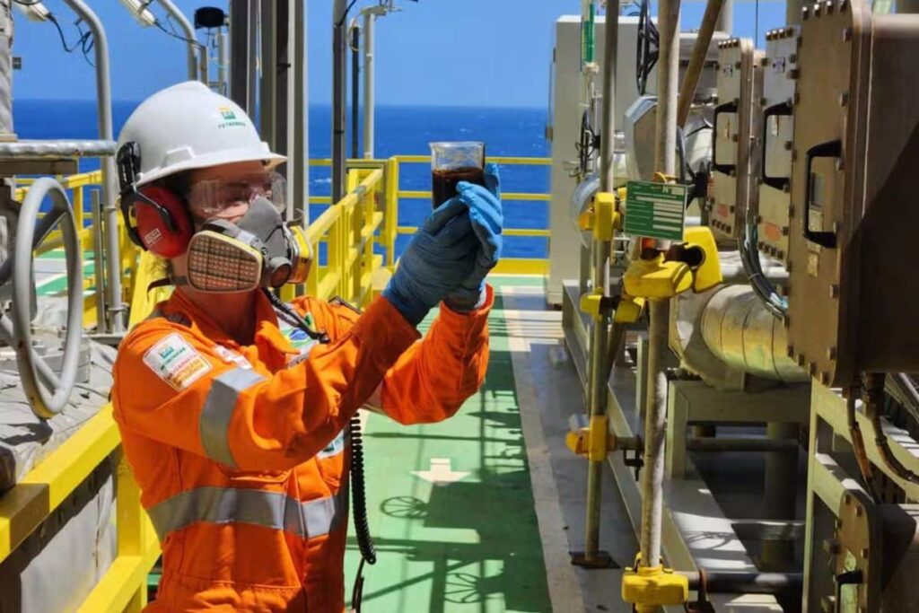Técnico Petrobras trabalhando em plataforma offshore com equipamento de segurança - ênfases técnicas concurso