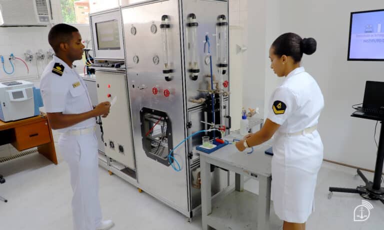 Engenheiros da Marinha do Brasil trabalhando em laboratório técnico - CP-CEM 2026 oferece 26 vagas para 14 especialidades de engenharia