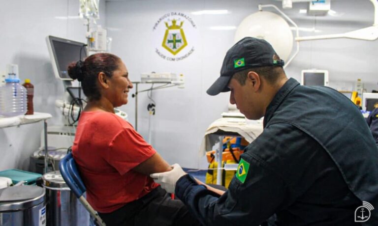 Profissionais de saúde da Marinha do Brasil atendendo paciente no Corpo de Saúde da Marinha, representando as oportunidades do concurso CP-CSM-S 2026