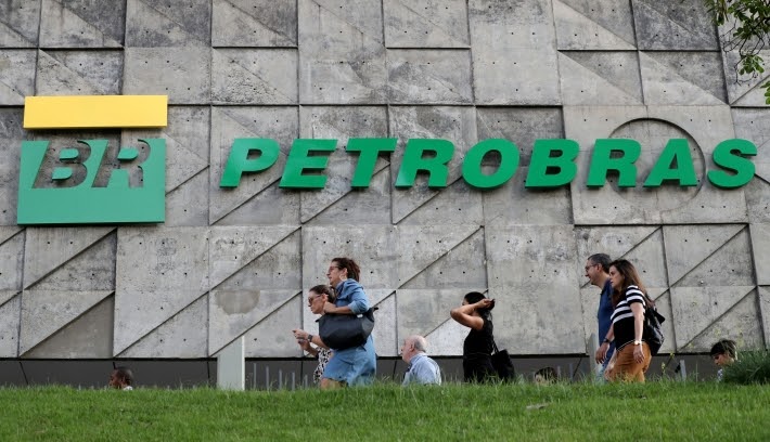 Fachada da Petrobras com pessoas caminhando - nota de corte concurso Cesgranrio