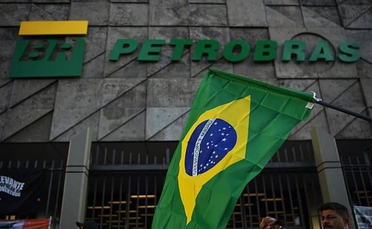 Concurso Petrobras em ano de eleição - bandeira do Brasil em frente ao prédio da empresa