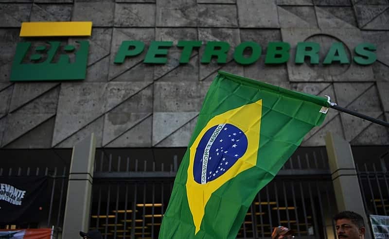 Concurso Petrobras em ano de eleição - bandeira do Brasil em frente ao prédio da empresa
