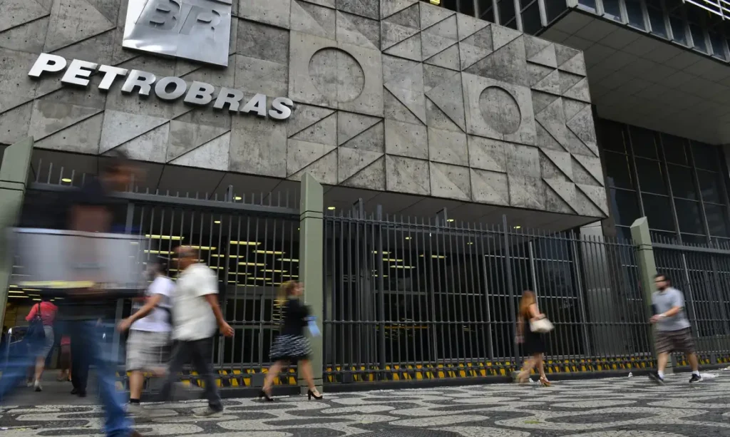 Sede da Petrobras com pedestres - histórico de vagas nos concursos 2017-2023