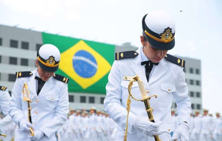 Oficiais da Marinha do Brasil em cerimônia - Editais da Marinha 2026 oferecem 80 vagas para ingresso como Primeiro-Tenente