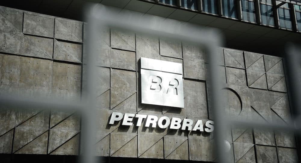 Fachada do edifício sede da Petrobras com logotipo BR. Concurso Petrobras Administração 2026