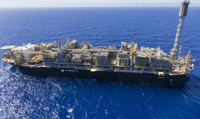 Plataforma offshore FPSO Petrobras 74 no mar aberto - cargo para embarcar na Petrobras