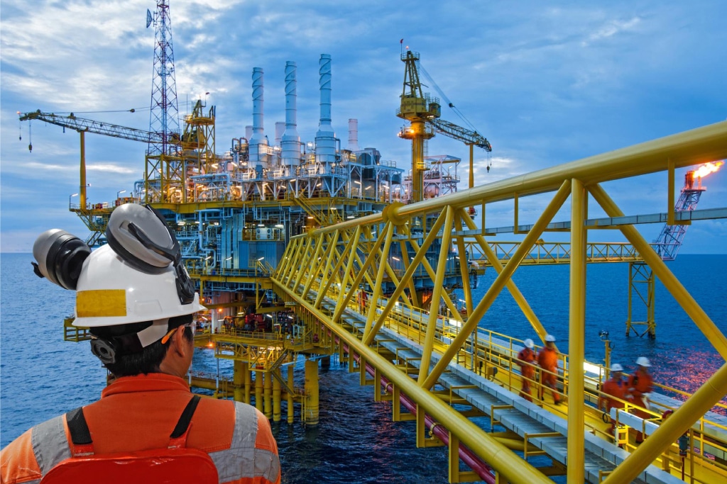 Engenheiro de Petróleo em plataforma offshore da Petrobras. Concurso Petrobras Engenharia de Petróleo 2026