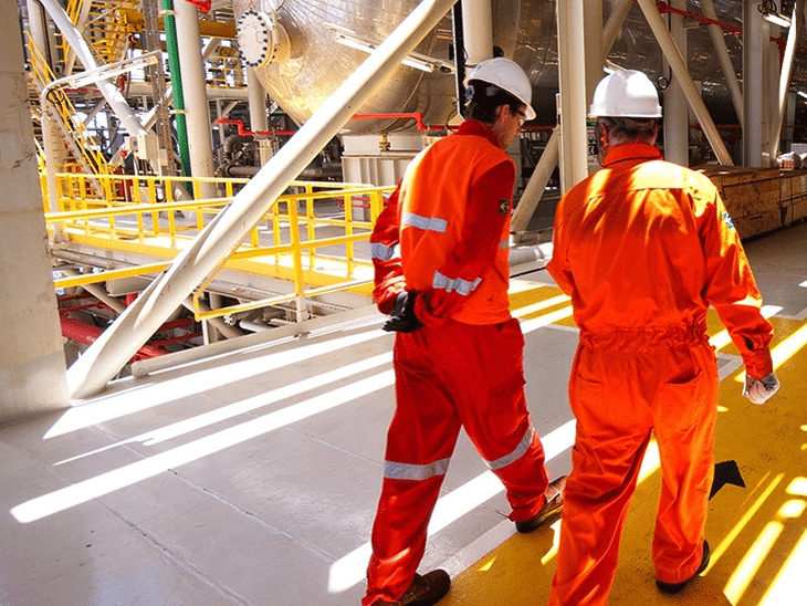 Engenheiros da Petrobras em plataforma offshore. Concurso Petrobras Engenharia Elétrica 2026