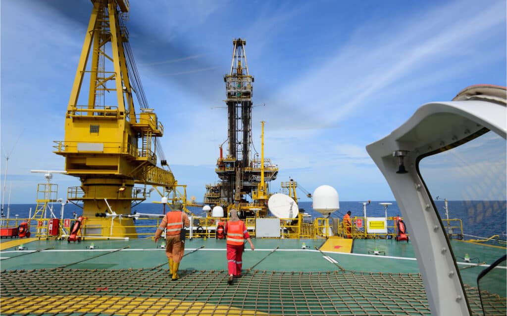 Engenheiros navais em plataforma offshore da Petrobras. Concurso Petrobras Engenharia Naval 2026