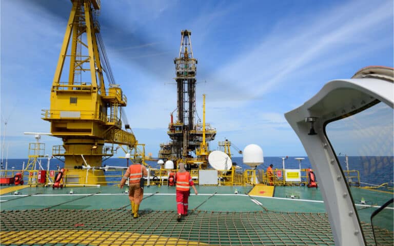 Engenheiros navais em plataforma offshore da Petrobras. Concurso Petrobras Engenharia Naval 2026