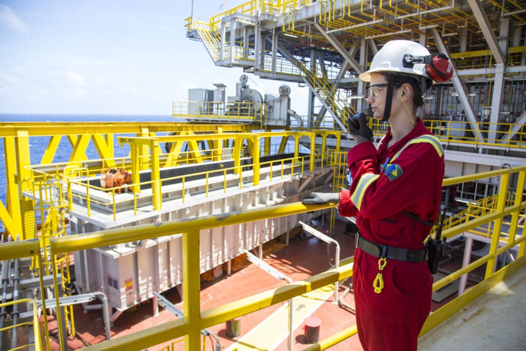 Engenheira de Processamento da Petrobras em plataforma offshore. Concurso Petrobras Engenharia de Processamento 2026