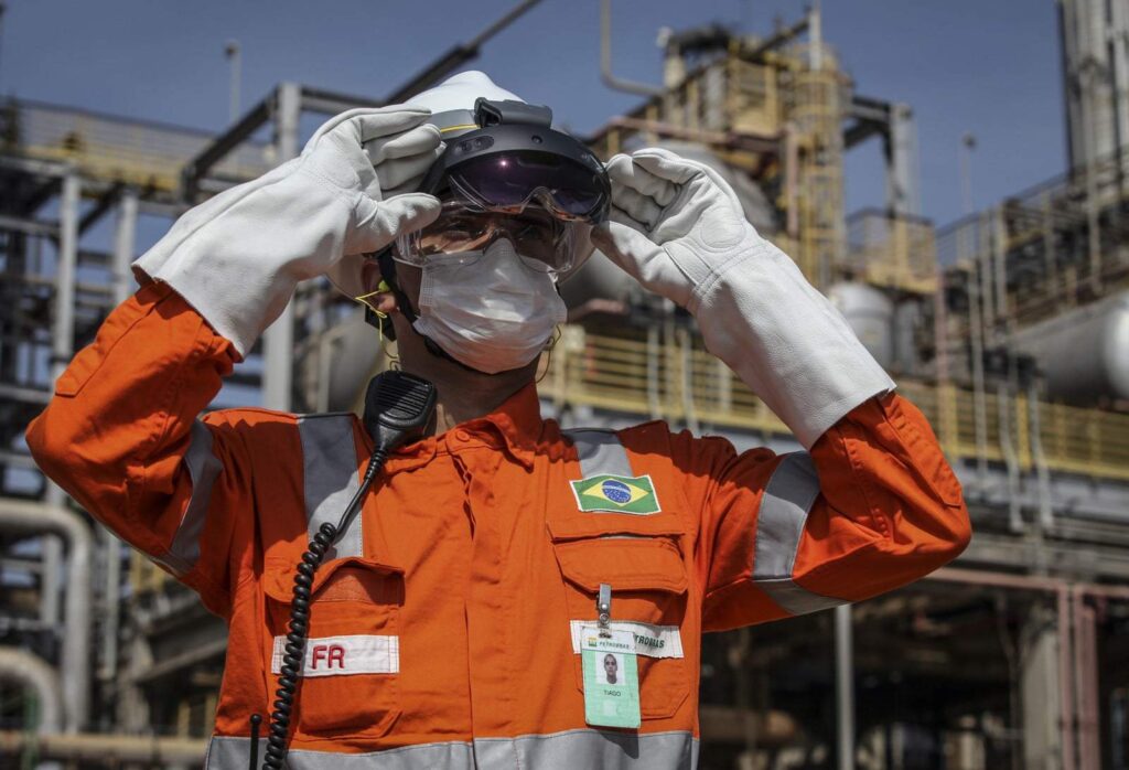 Engenheiro Mecânico da Petrobras ajustando equipamentos de segurança. Concurso Petrobras Engenharia Mecânica 2026