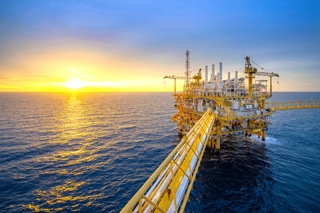 Nota do primeiro colocado Petrobras: plataforma offshore representando aprovação em concurso Cesgranrio