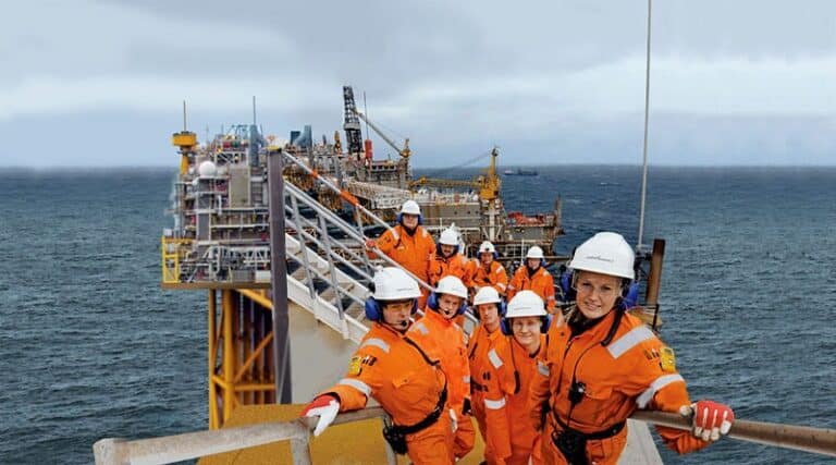 Equipe de Engenheiros de Segurança do Trabalho da Petrobras em plataforma offshore. Concurso Petrobras Segurança do Trabalho 2026