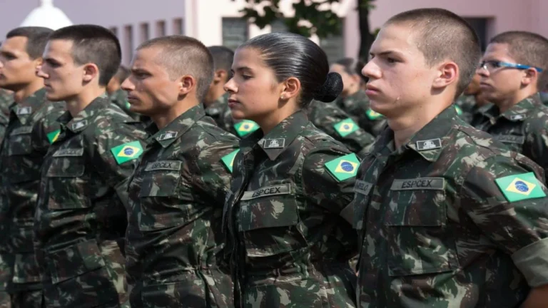 Militares do Exército Brasileiro em formação durante cerimônia da EsFCEx, representando o concurso CFO QC 2026