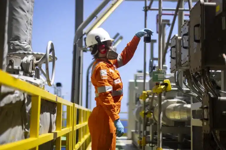 Engenheira de Produção da Petrobras trabalhando em sistema industrial. Concurso Petrobras Engenharia de Produção 2026