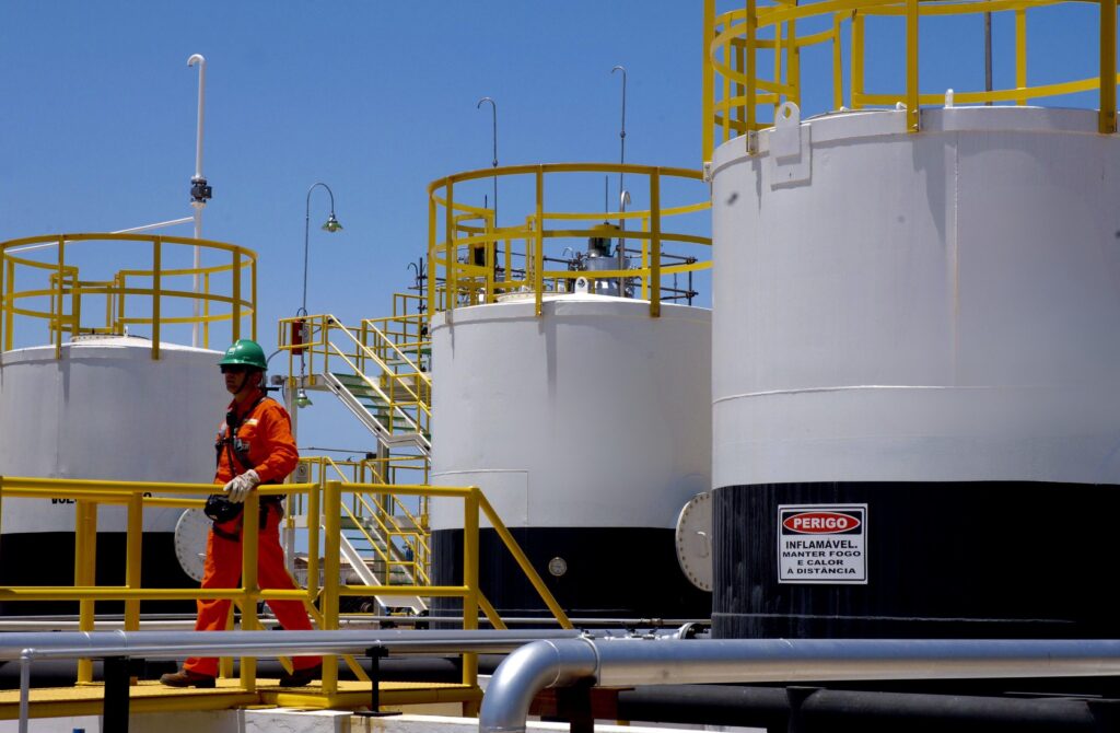 Ênfase de Operação no concurso da Petrobras com destaque para vagas, cursos técnicos aceitos, rotina do cargo e potencial de remuneração.