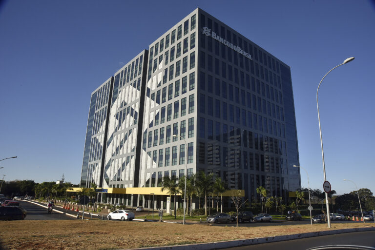 Edifício-sede do Banco do Brasil em Brasília representando o avanço do processo de contratação da banca para o concurso BB 2026
