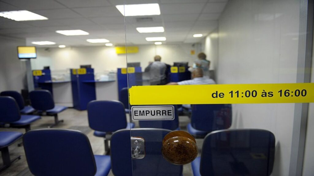 Carreira bancária no Banco do Brasil com destaque para salário, benefícios, jornada de 6 horas e oportunidade para quem tem ensino médio.
