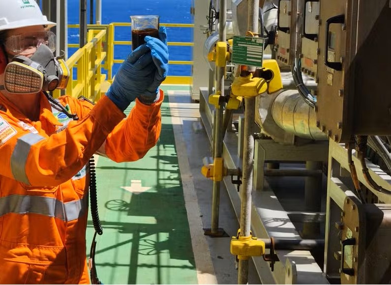 Funcionária da Petrobrás trabalhando embarcada