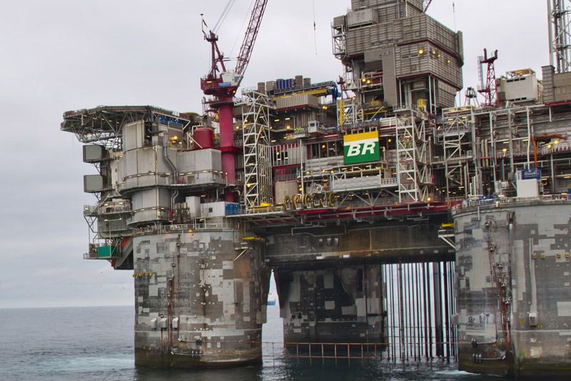 Cadastro de reserva Petrobras: plataforma offshore da Petrobras com logo BR vista de perto sobre o mar