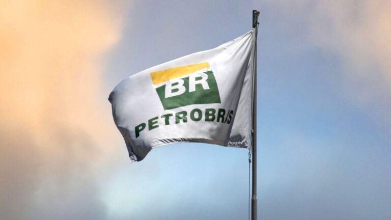 Melhores cursos técnicos para a Petrobras: bandeira da Petrobras com o logo BR tremulando ao vento