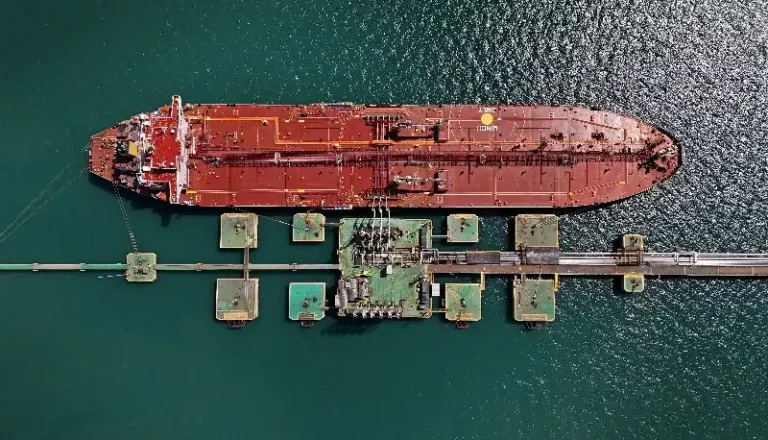 Operador de lastro Petrobras: vista aérea de navio petroleiro atracado em terminal de carregamento