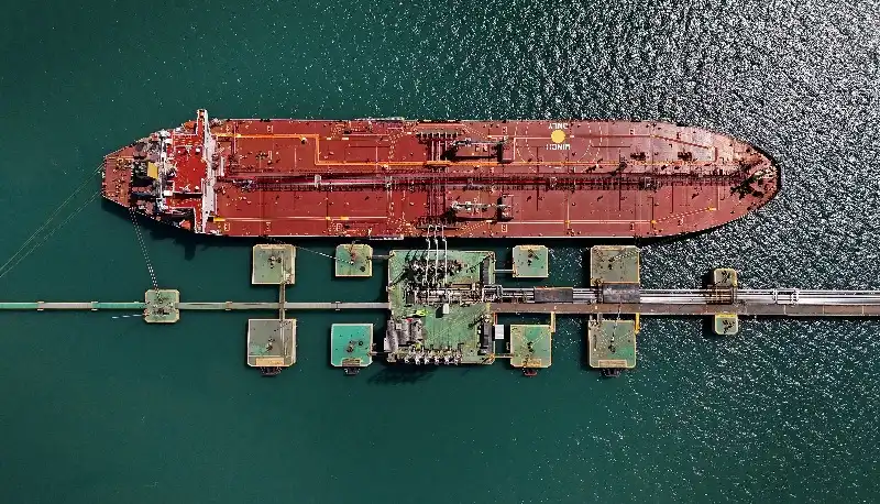 Operador de lastro Petrobras: vista aérea de navio petroleiro atracado em terminal de carregamento