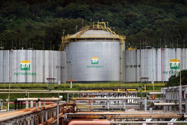 Prova Petrobras Cesgranrio: tanques de armazenamento da Petrobras com o logo BR em terminal industrial