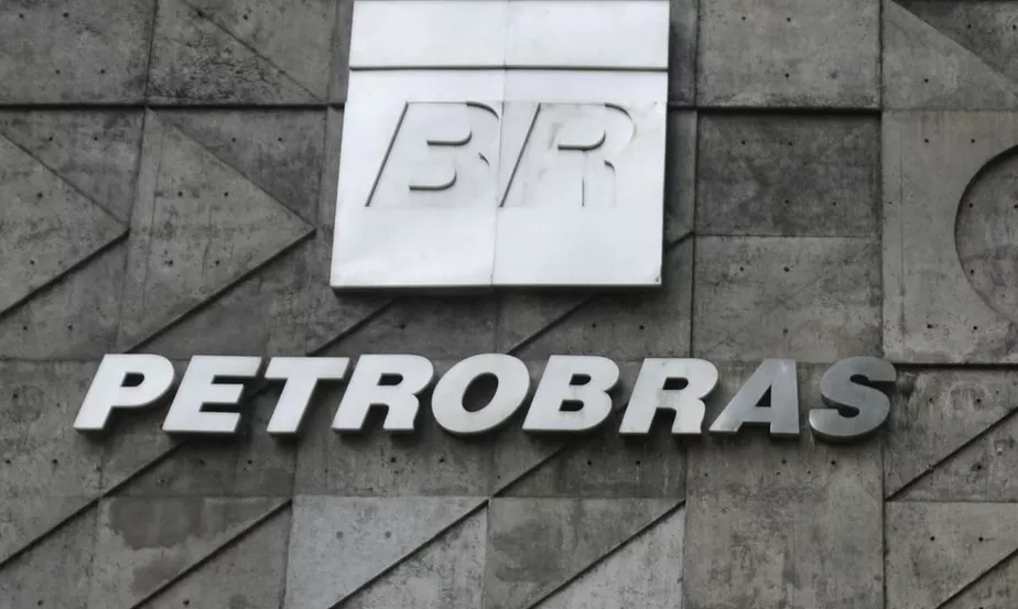 Como estudar para concurso Petrobras: logo BR e letreiro Petrobras em fachada de concreto