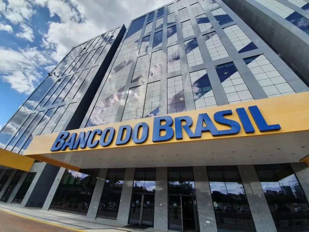 concurso banco do brasil 2026 fachada agência bb iluminada