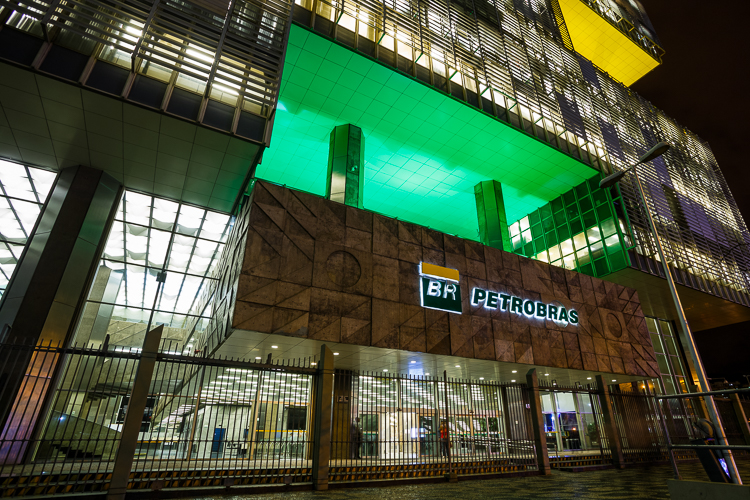 Concurso Petrobras nível técnico: fachada iluminada do edifício-sede da Petrobras com o logo BR à noite