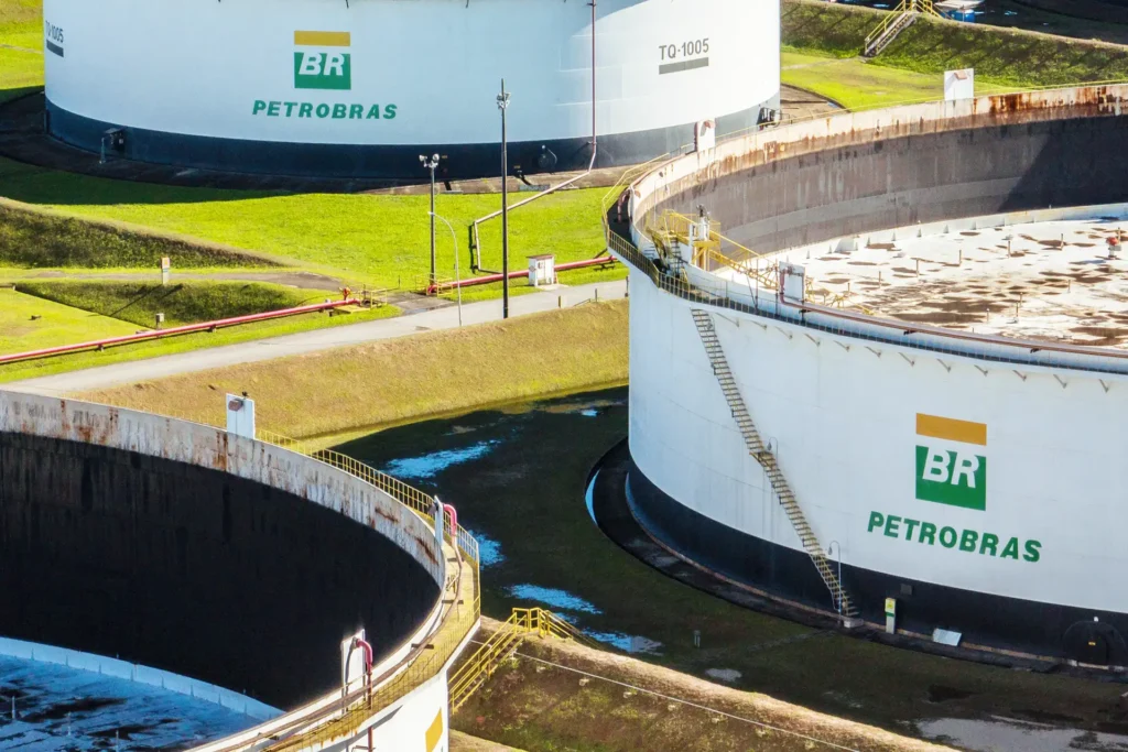 Tanques de armazenamento da Petrobras em refinaria com logo BR em destaque