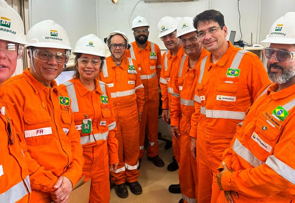 Equipe de empregados aprovados em concurso da Petrobras reunidos em unidade operacional
