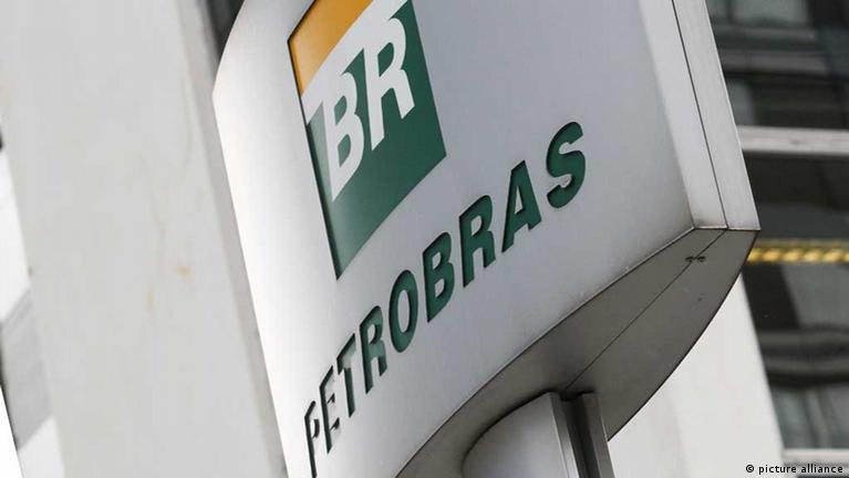 Placa corporativa da Petrobras em fachada de edifício com logo BR em destaque