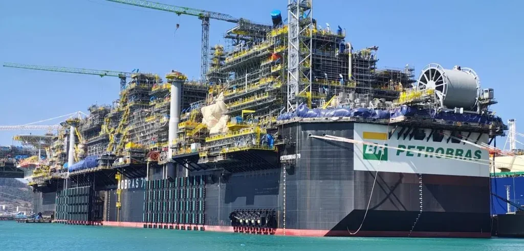 Plataforma FPSO Petrobras 79 em fase final de construção em estaleiro