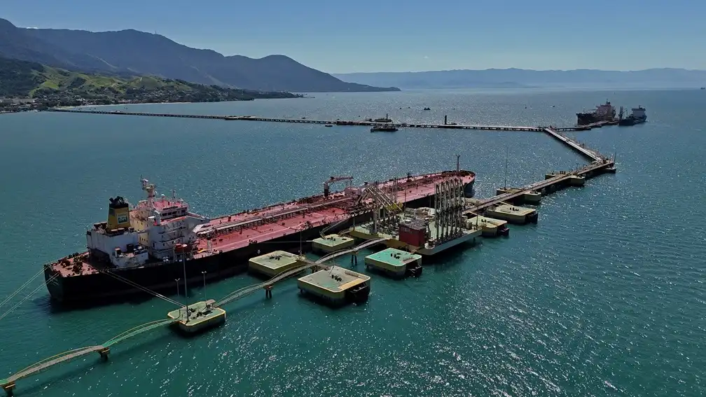 Navio petroleiro atracado em terminal aquaviário da Transpetro com vista para o mar