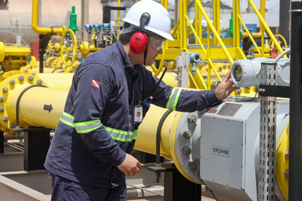 Engenheiro eletricista da Petrobras inspecionando equipamento em unidade industrial