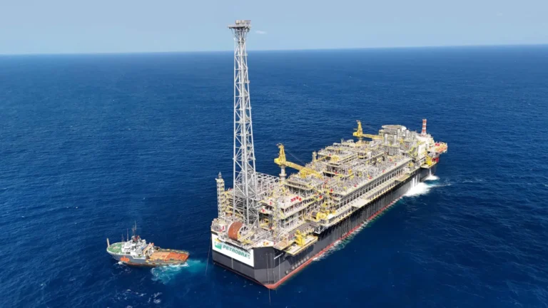 Plataforma FPSO da Petrobras em operação no pré-sal com embarcação de apoio