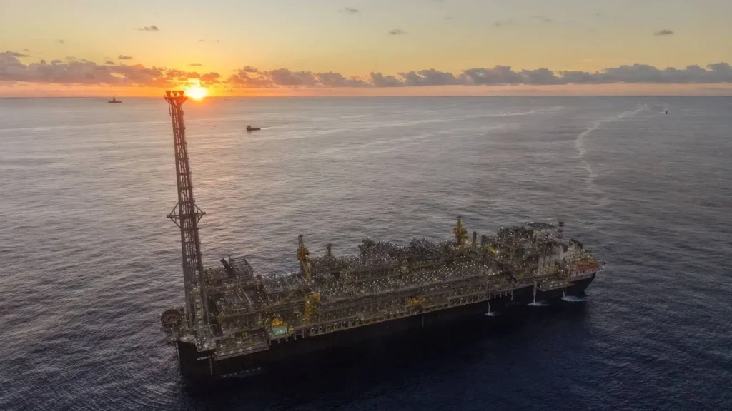 Plataforma FPSO P-79 da Petrobras em operação no pré-sal ao pôr do sol