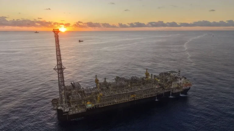 Plataforma FPSO P-79 da Petrobras em operação no pré-sal ao pôr do sol