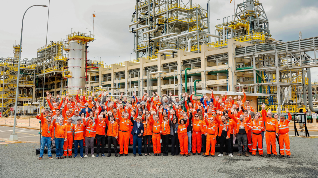 Empregados da Petrobras reunidos em refinaria durante evento institucional