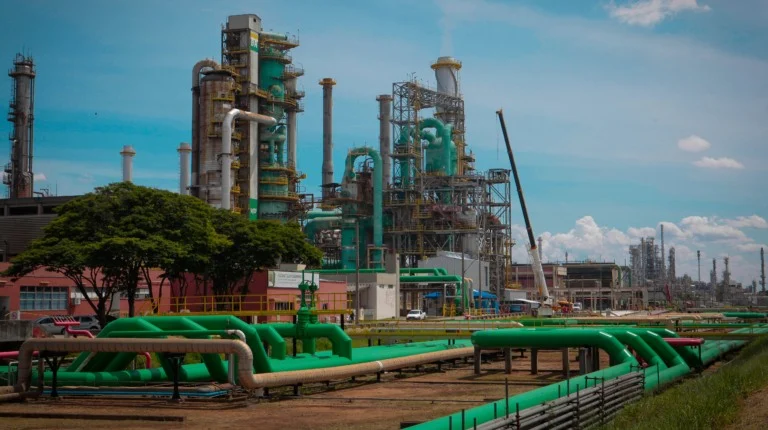 Vista externa da Refinaria Henrique Lage REVAP da Petrobras em São José dos Campos