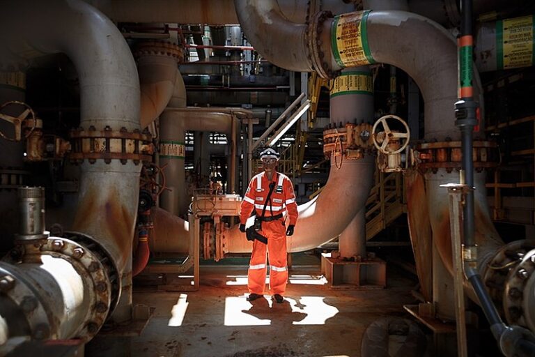 Operador da Petrobras em meio a tubulações de unidade industrial